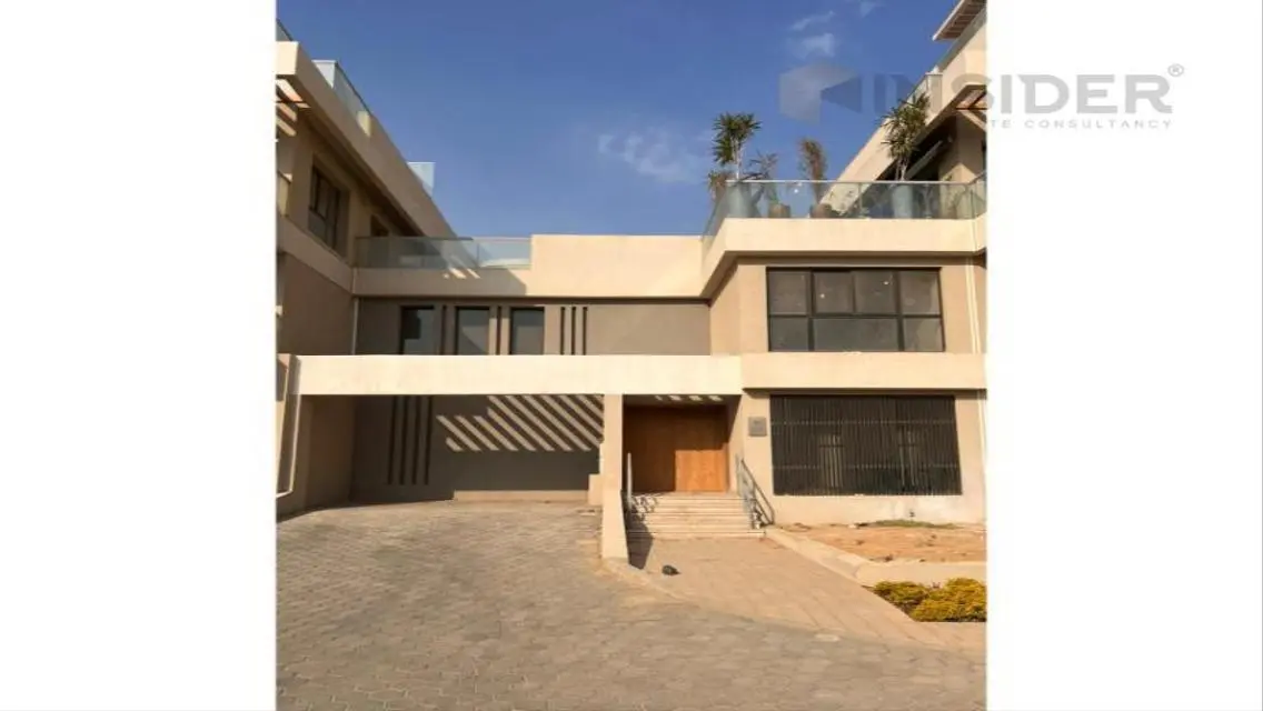 OUTER DUPLEX WITH A PRIME LOCATION AT VILLETTE
