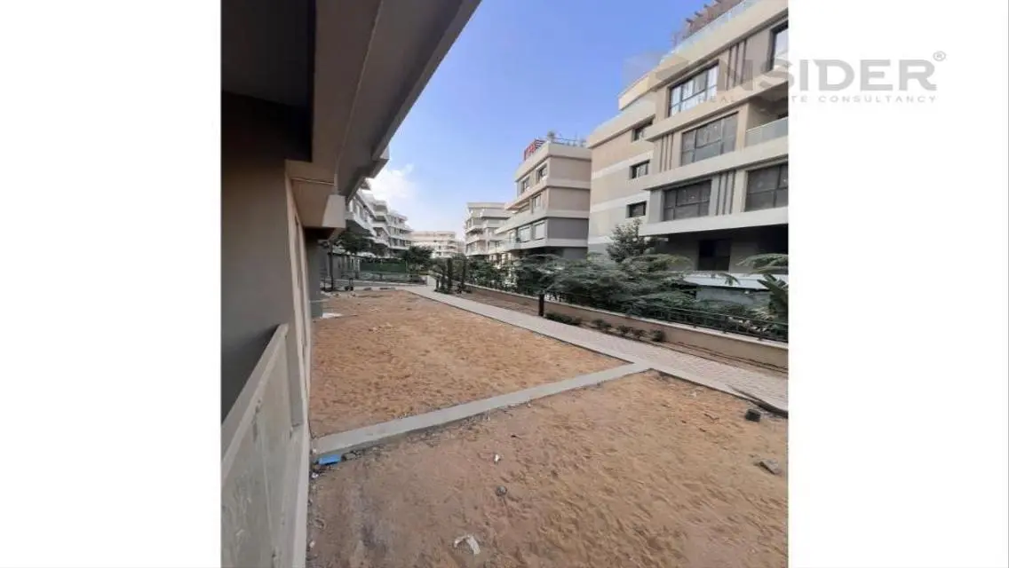 OUTER DUPLEX WITH A PRIME LOCATION AT VILLETTE