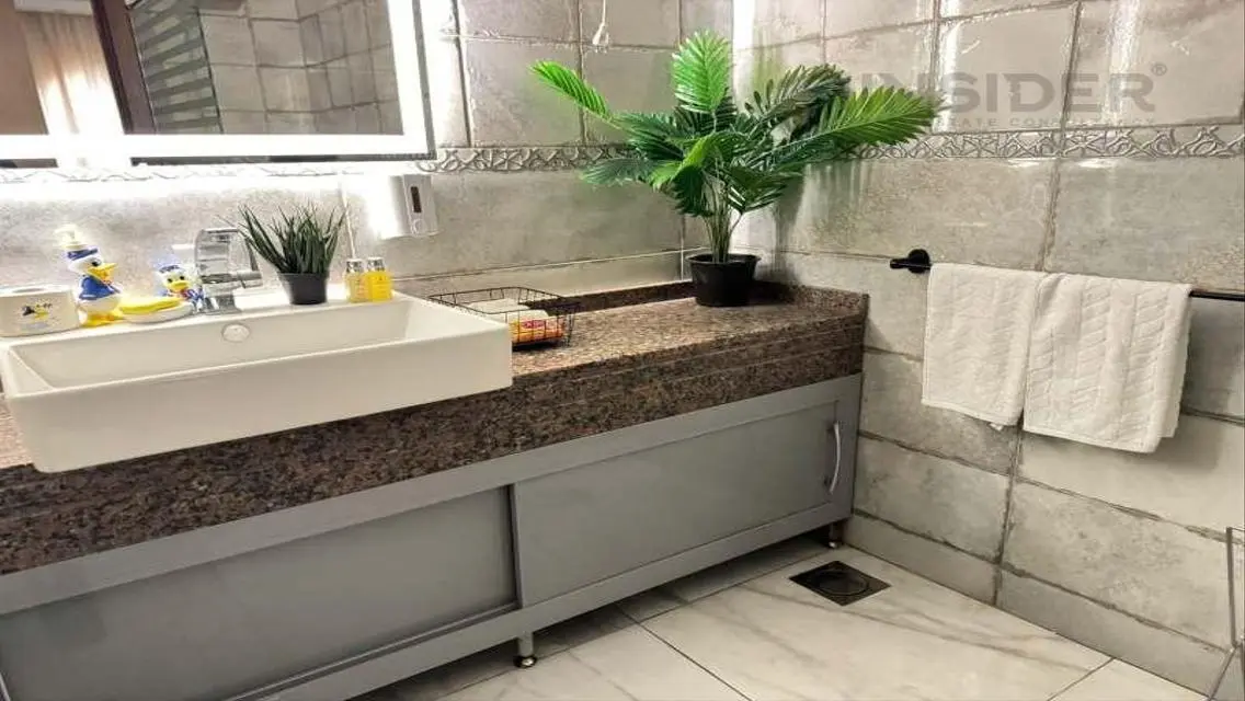 Ground apt furnished high end furniture for rent