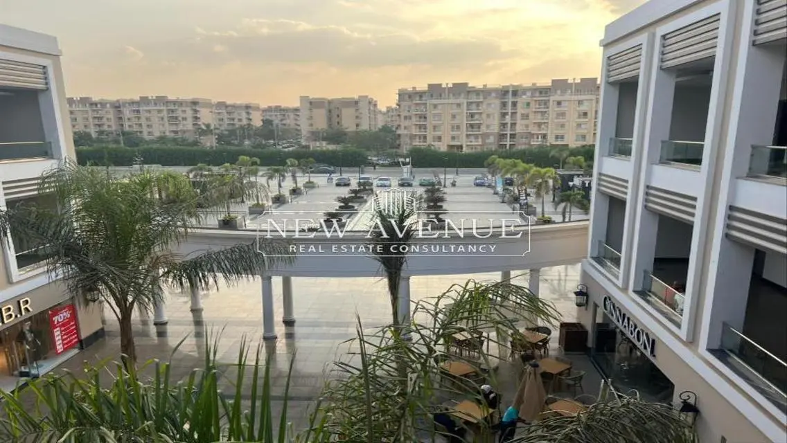 عيادة 53 م للإيجار | مدينتي تشطيب فاخر بالتكييفات