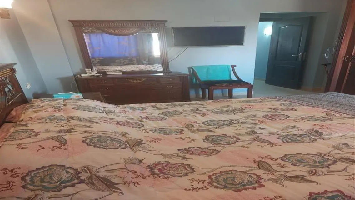 Luxurious 5-Room Apartment with Lake View Balcony