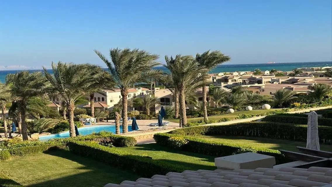 Luxurious 5-Room Apartment with Lake View Balcony