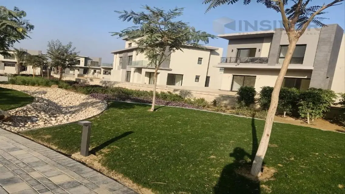 تاون هاوس للبيع علي ارض مرتفعه فيو لاندسكيب