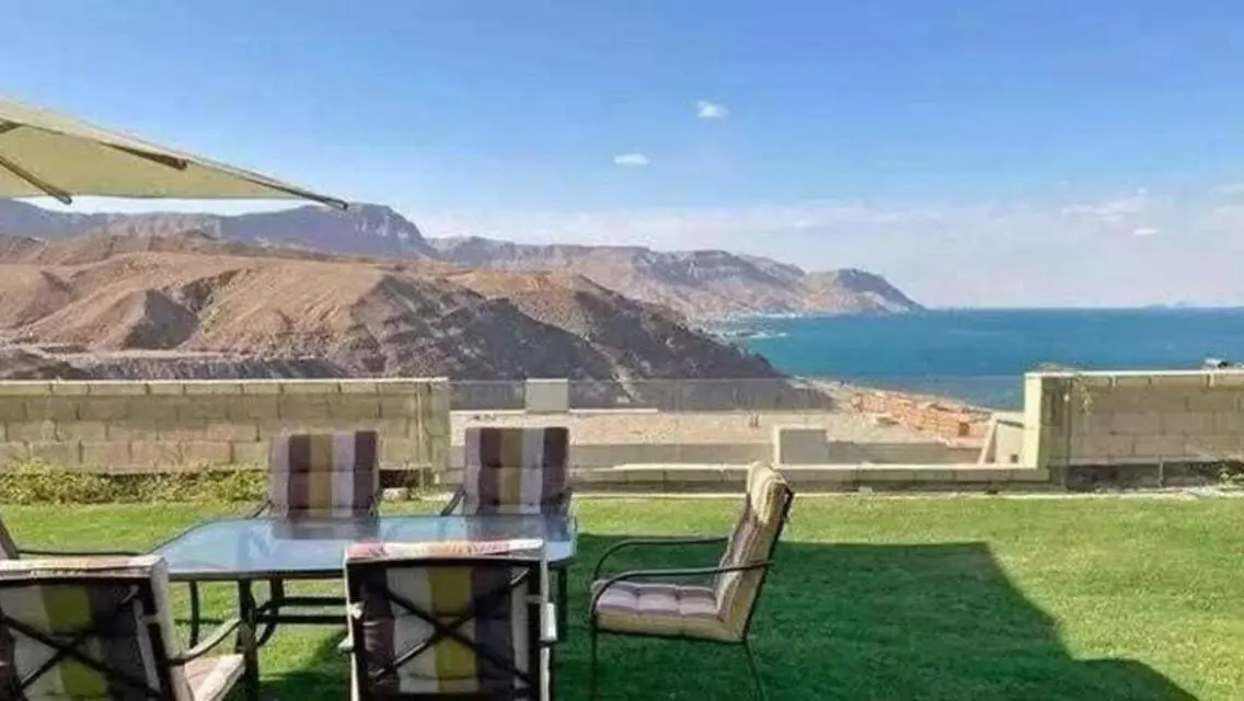 شاليه للبيع فيو علي البحر متشطب بالكامل  ب Monte g
