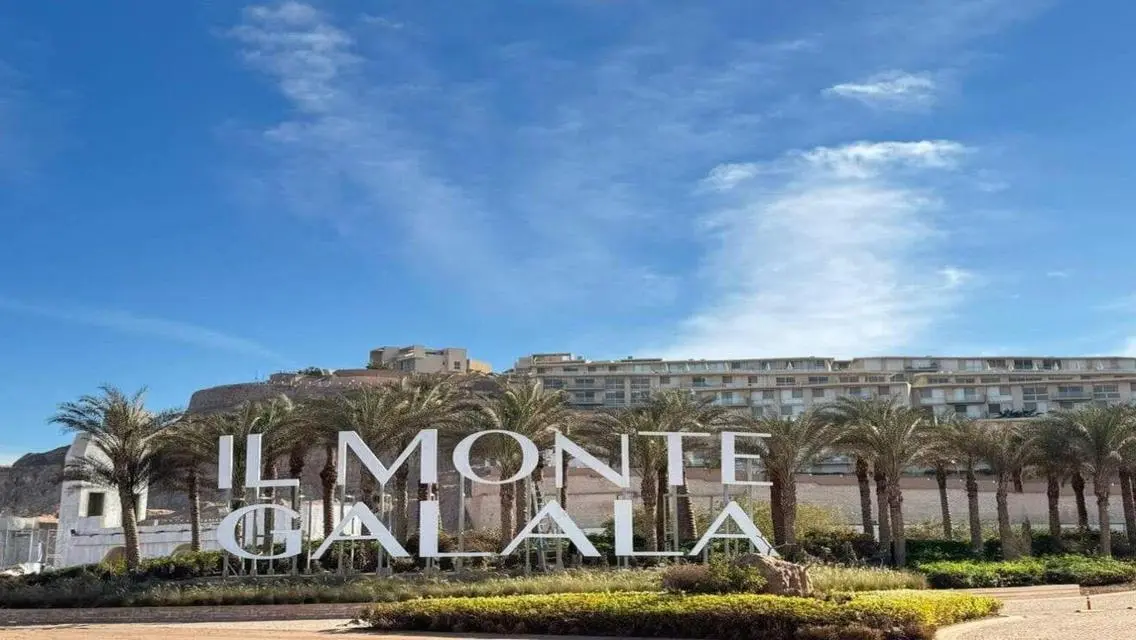 شاليه للبيع فيو علي البحر متشطب بالكامل  ب Monte g