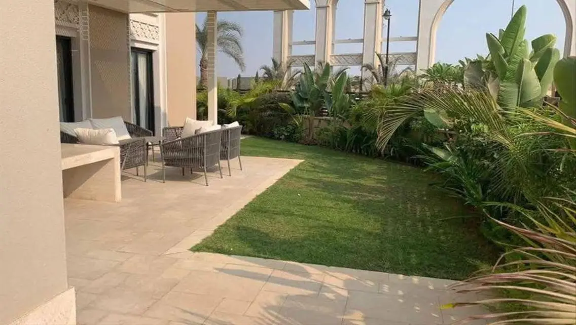 شقة متشطبة جاهزه للسكن بسعر مغري خلف رويال سيتي