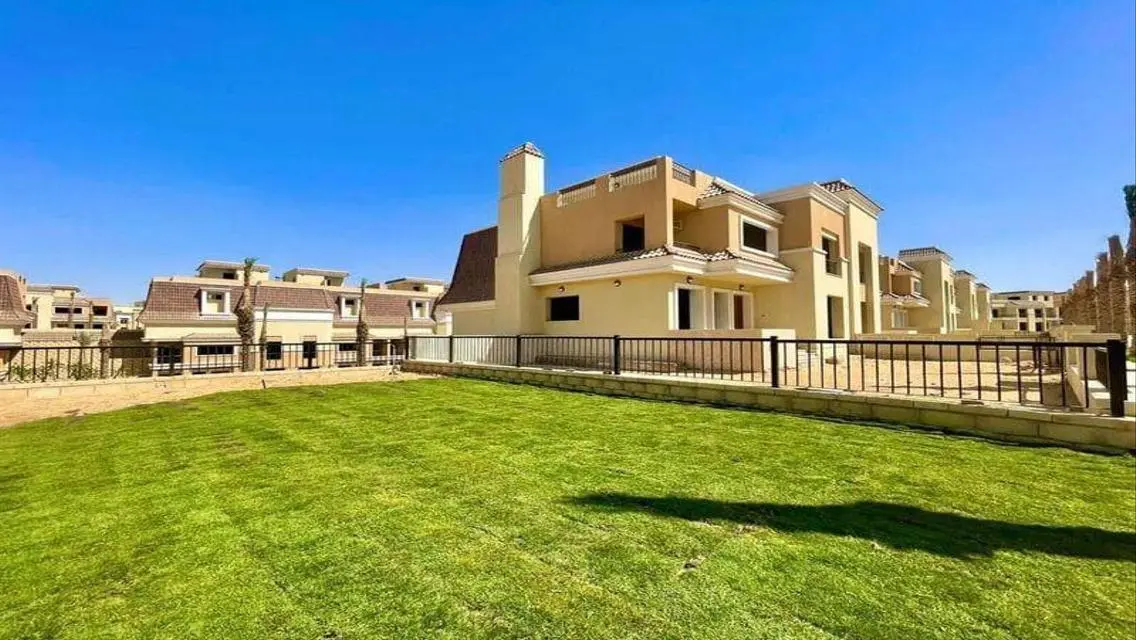 فيلا للبيع 160م ف Sarai ع طريق السويس بخصم كاش جدا