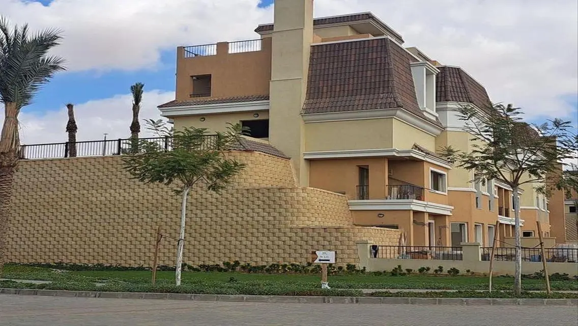 فيلا للبيع 160م ف Sarai ع طريق السويس بخصم كاش جدا