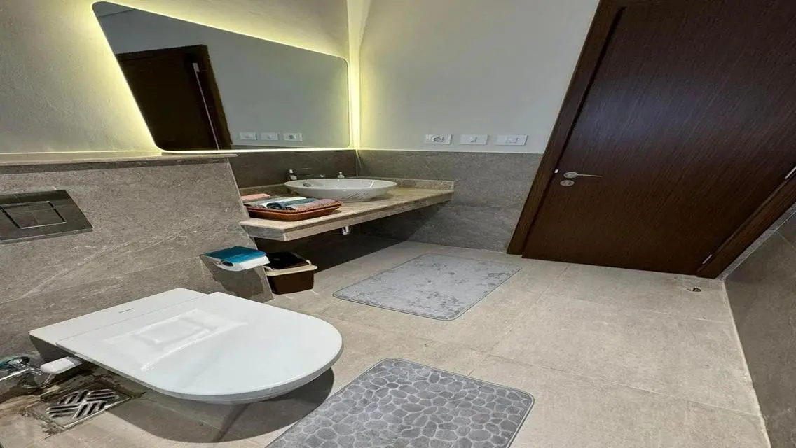 135m, 1st use, 8th F, double view inside project
