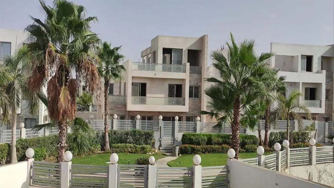 Twin House View on Land scape in Cleopatra Square