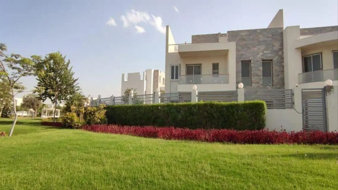Twin House View on Land scape in Cleopatra Square