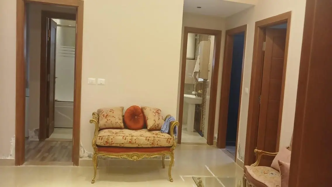 للبيع بمدينتى شقه 235م +40م حديقه بسعر مغرى 4 نوم