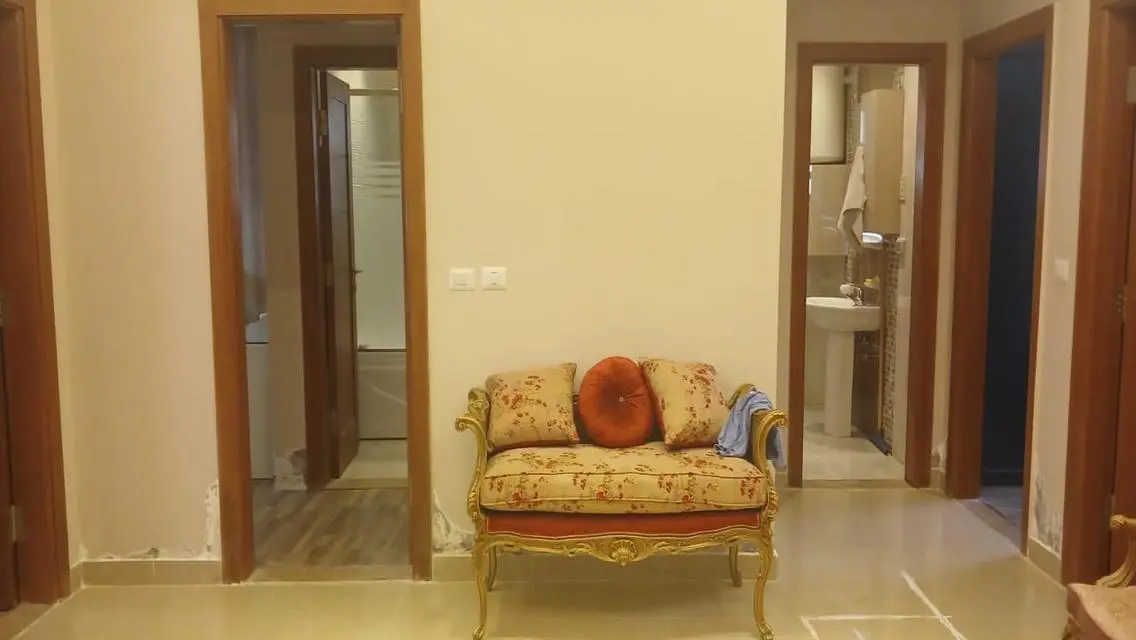 للبيع بمدينتى شقه 235م +40م حديقه بسعر مغرى 4 نوم