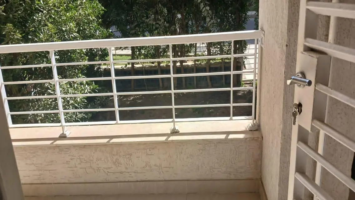 للبيع بمدينتى شقه 235م +40م حديقه بسعر مغرى 4 نوم