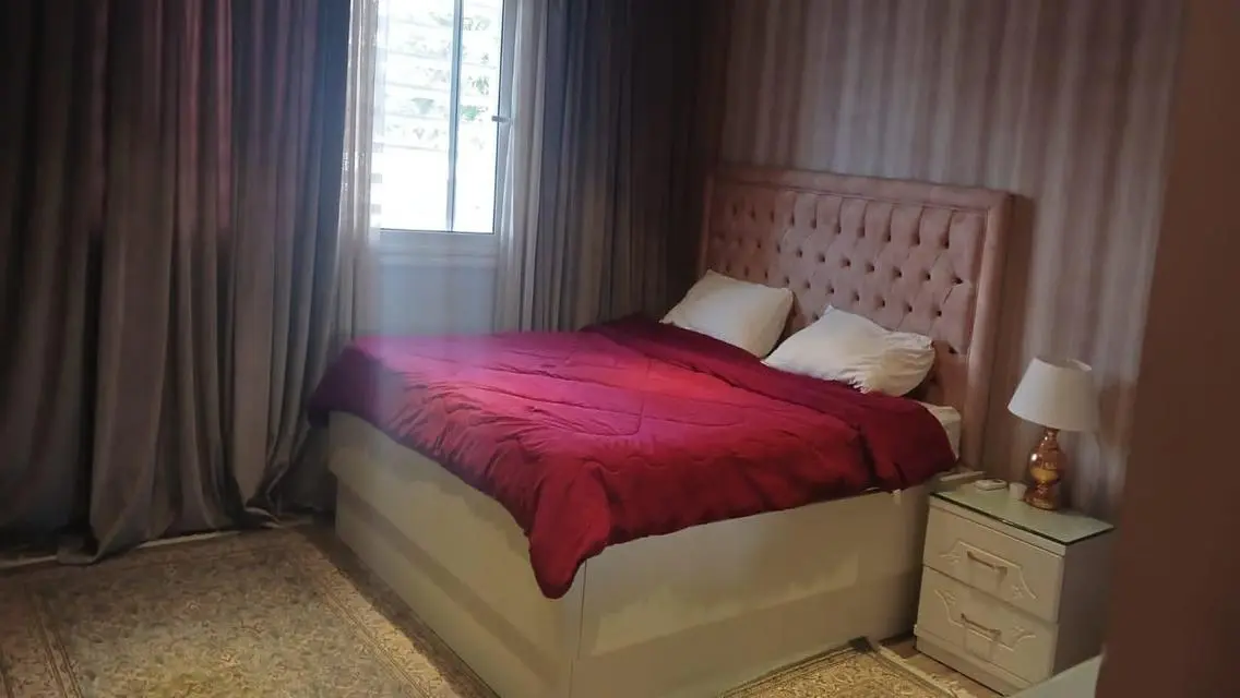 للبيع بمدينتى شقه 235م +40م حديقه بسعر مغرى 4 نوم