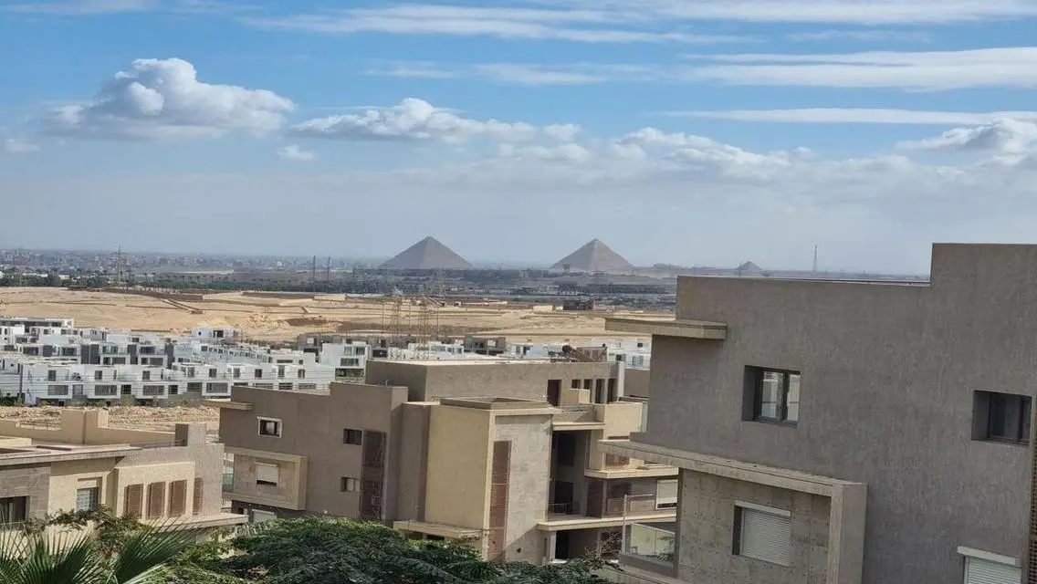 شقة متشطبة جاهزة للسكن في بيراميدز هايتس