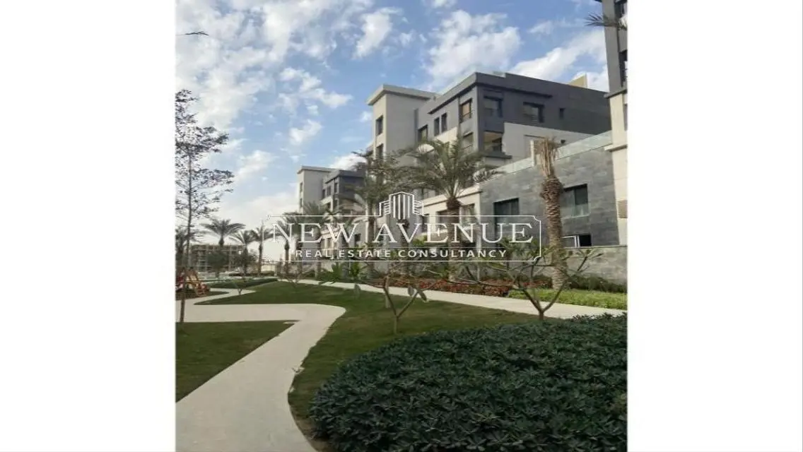 Trio Garden Duplex with Garden and Pool ready to move