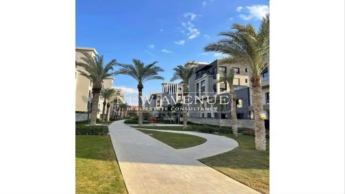 Trio Garden Duplex with Garden and Pool ready to move