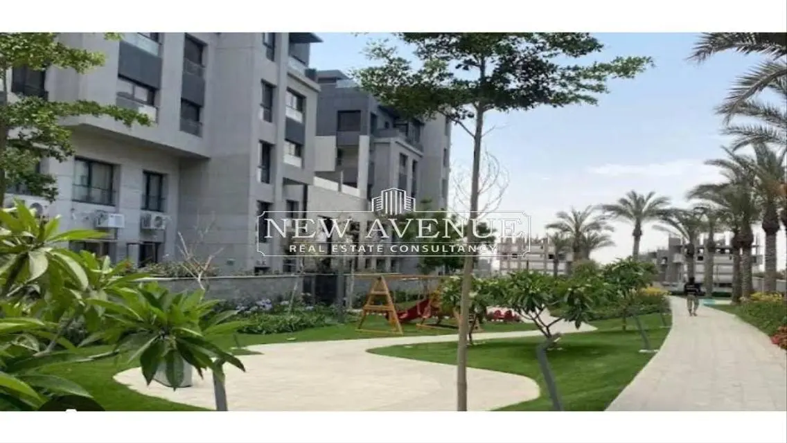 Trio Garden Duplex with Garden and Pool ready to move