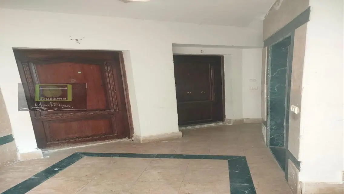 شقه ايجار دور ارضى مرتفع بجوار ميدان الافق الحى8