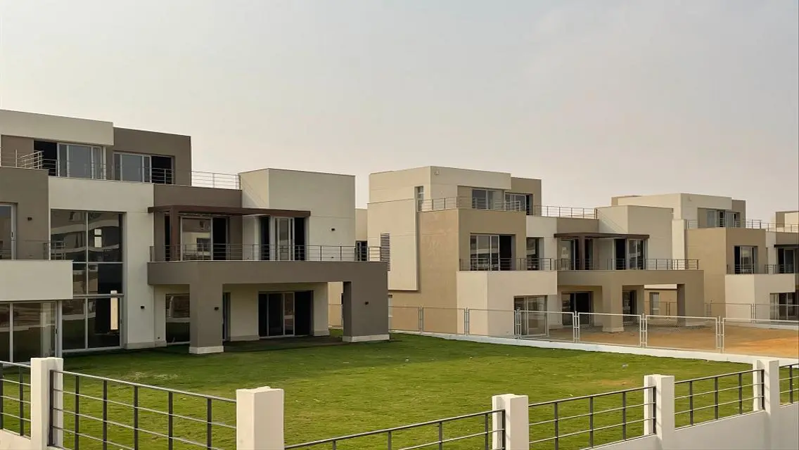 شقة فاخرة بمساحة واسعة في مشروع سكني متميز