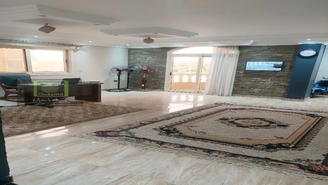 شقة ايجار بالمطبخ 230متر امام بيفرلى هيلز مباشر