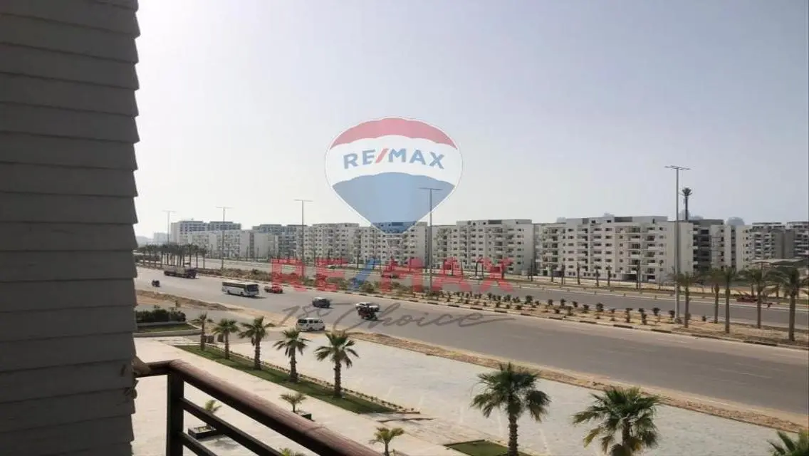 شاليه لقطة مفروش للبيع يطل على العلمين الجديدة