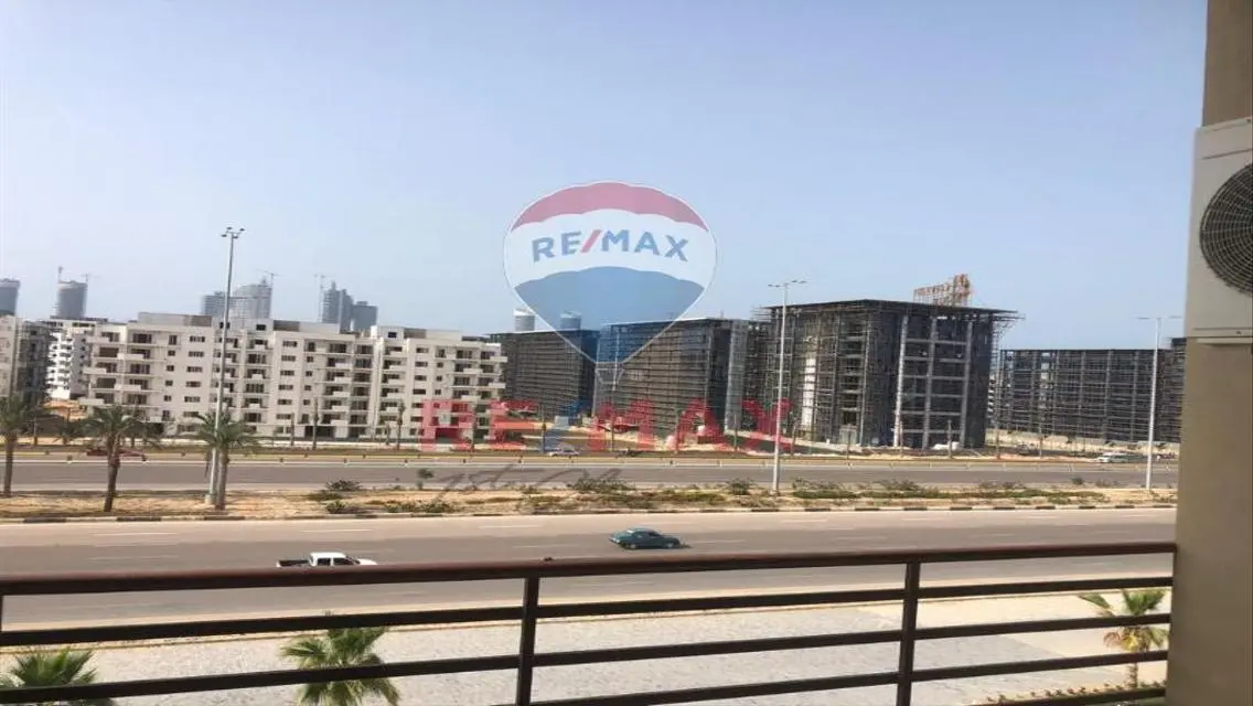 شاليه لقطة مفروش للبيع يطل على العلمين الجديدة