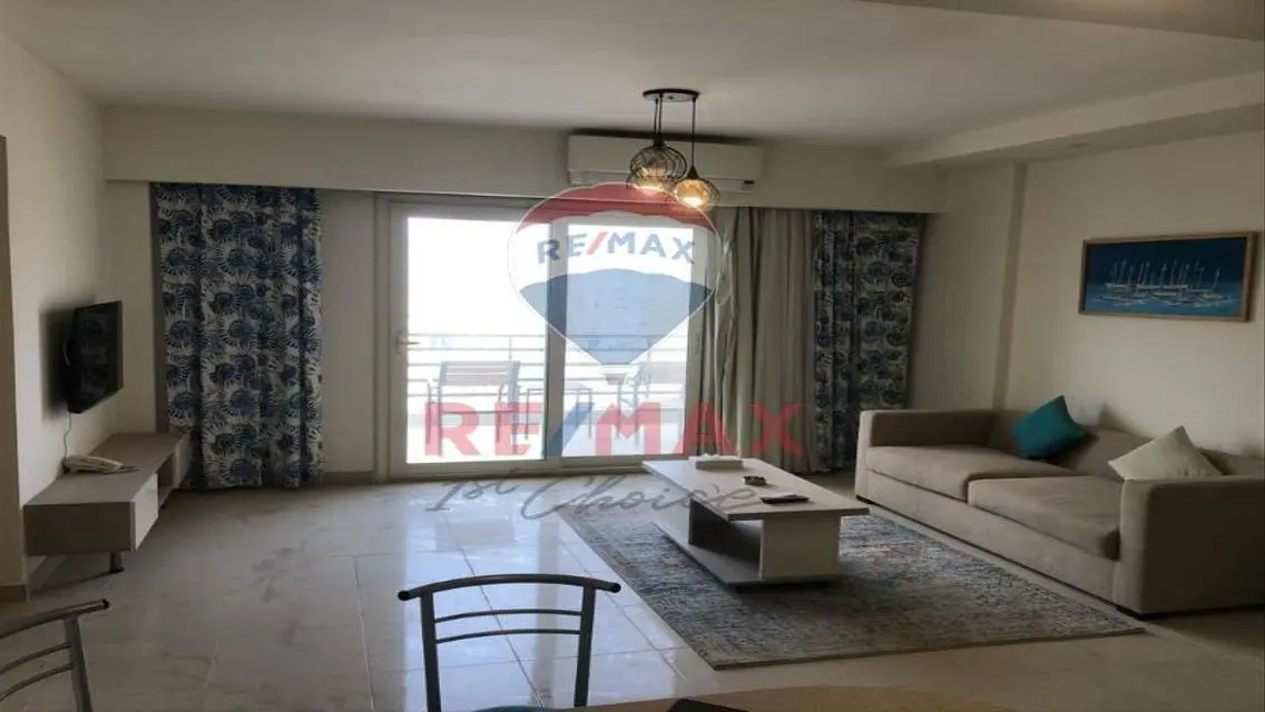 شاليه لقطة مفروش للبيع يطل على العلمين الجديدة