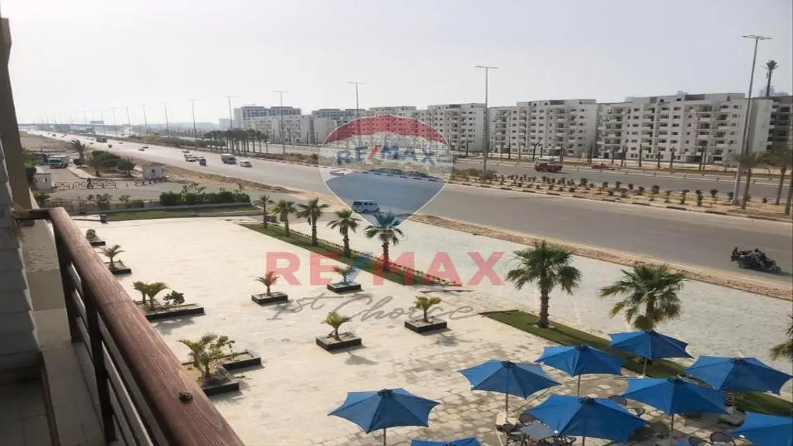 شاليه لقطة مفروش للبيع يطل على العلمين الجديدة