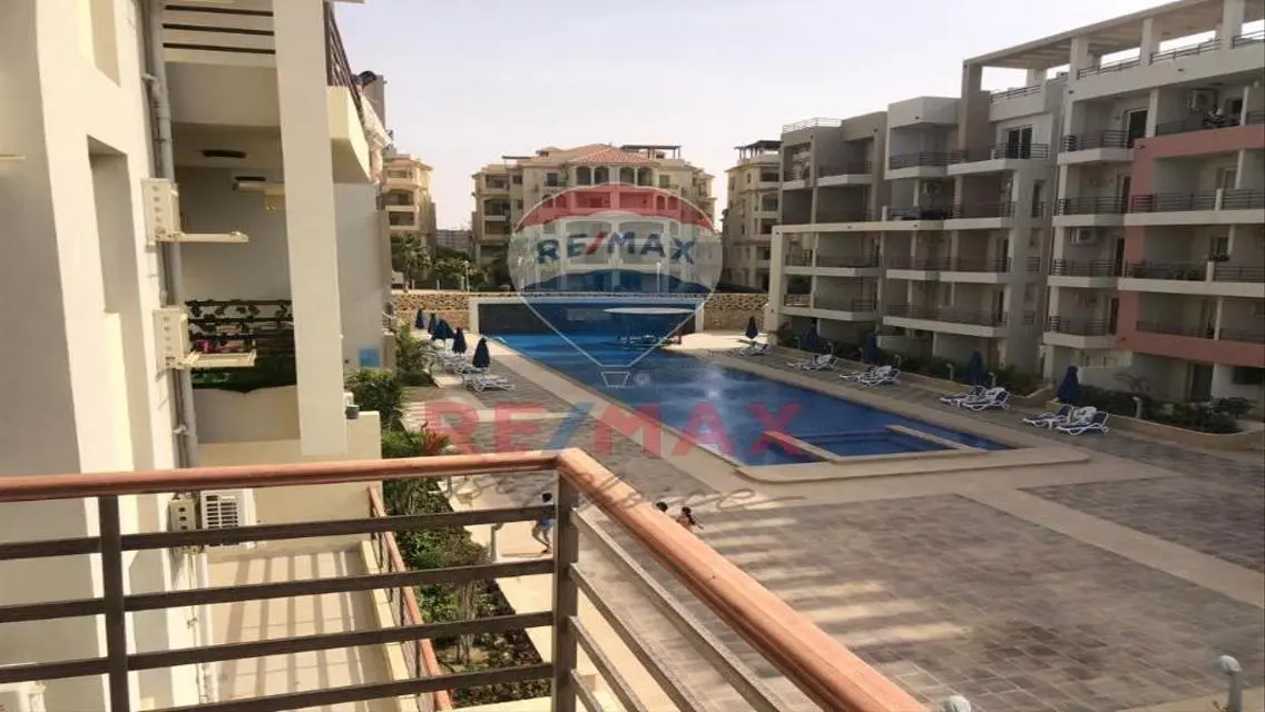 شاليه لقطة مفروش للبيع يطل على العلمين الجديدة