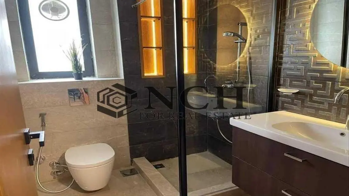 شقة بجاردن واسعة للبيع, في ليك فيو.