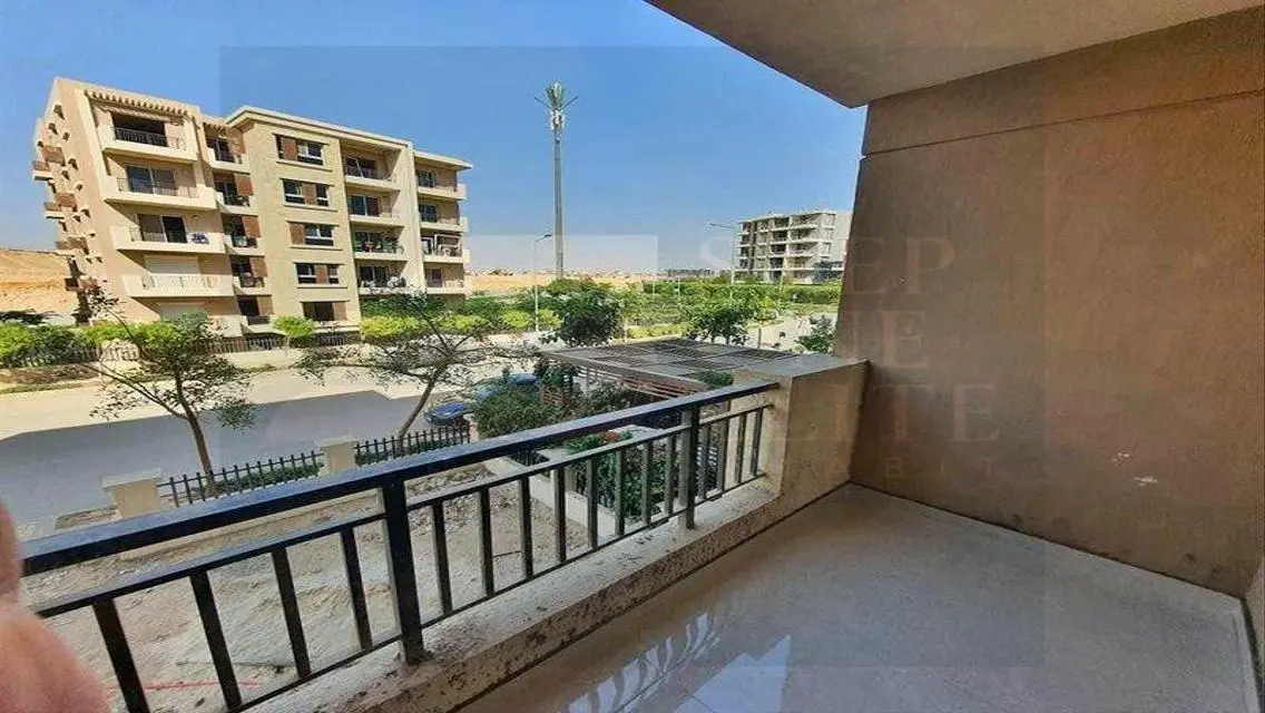 شقه للبيع بموقع مميز 130م و بخصم 50% بتاج سيتي