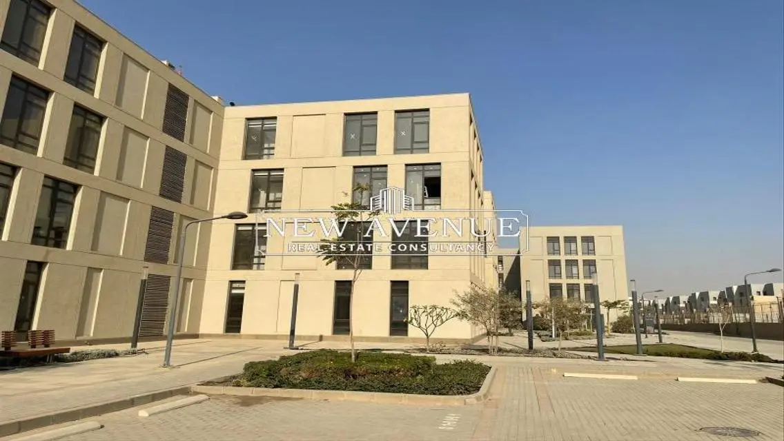 مكتب للإيجارالتجمع District 5 مع امكانية التشطيب
