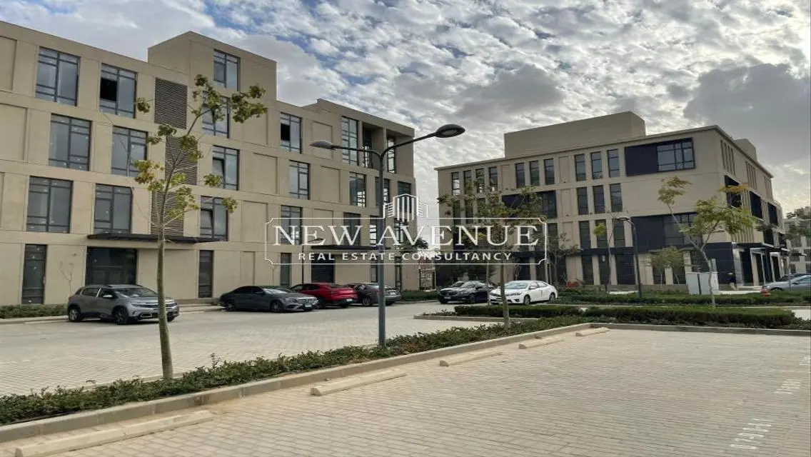 مكتب للإيجارالتجمع District 5 مع امكانية التشطيب