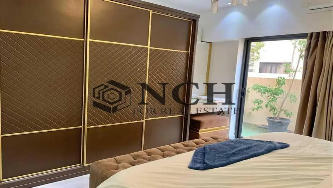 FULLY FURNISHED APARTMENT FOR RENT IN LAKE VIEW .