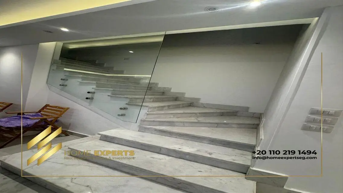 شقة فاخرة مع شرفة ومسبح مشترك للبيع