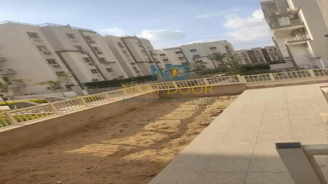 شقة بحديقة للايجار في جايد كمبوند وموقع مميز