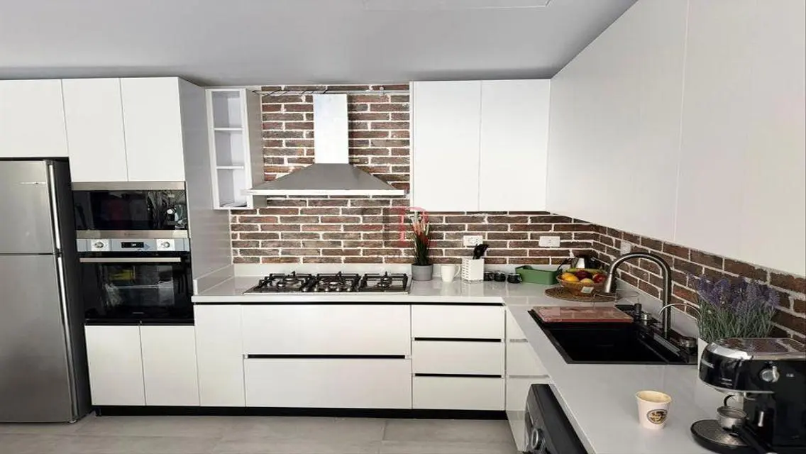 Apartment in Prime Location with Balcony and Shared Pool