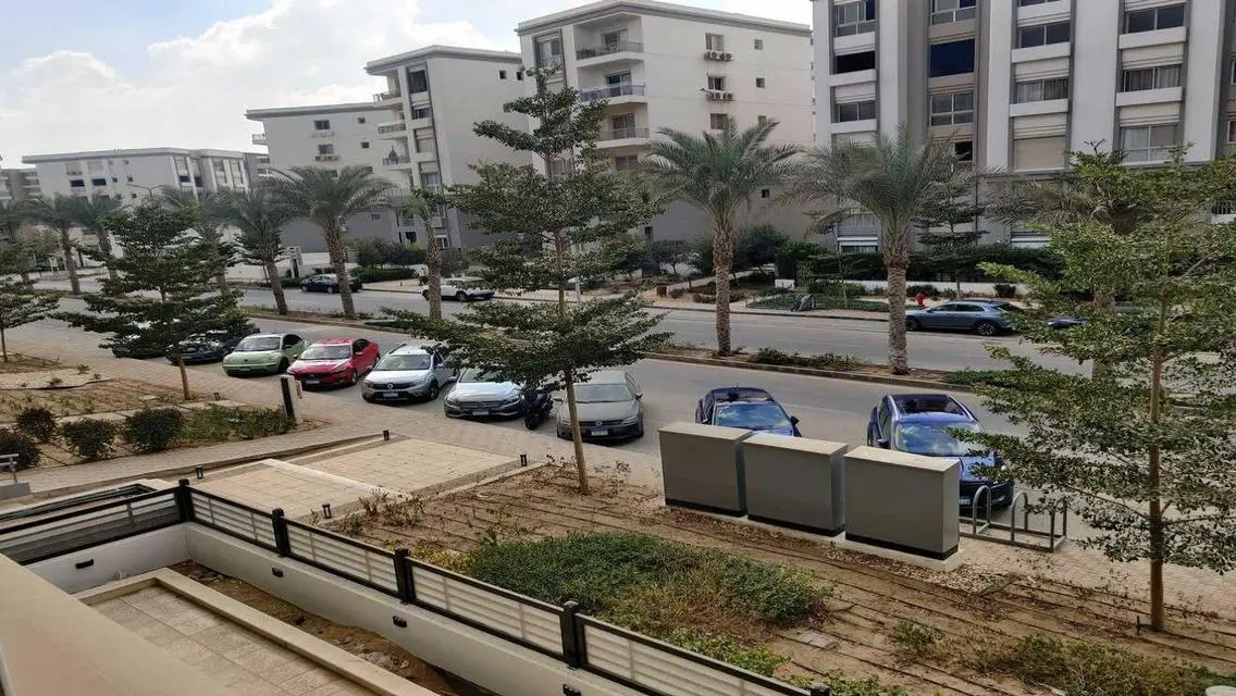 محل للبيع في بزنيس ديستريكت هايد بارك ماجر ب350الف