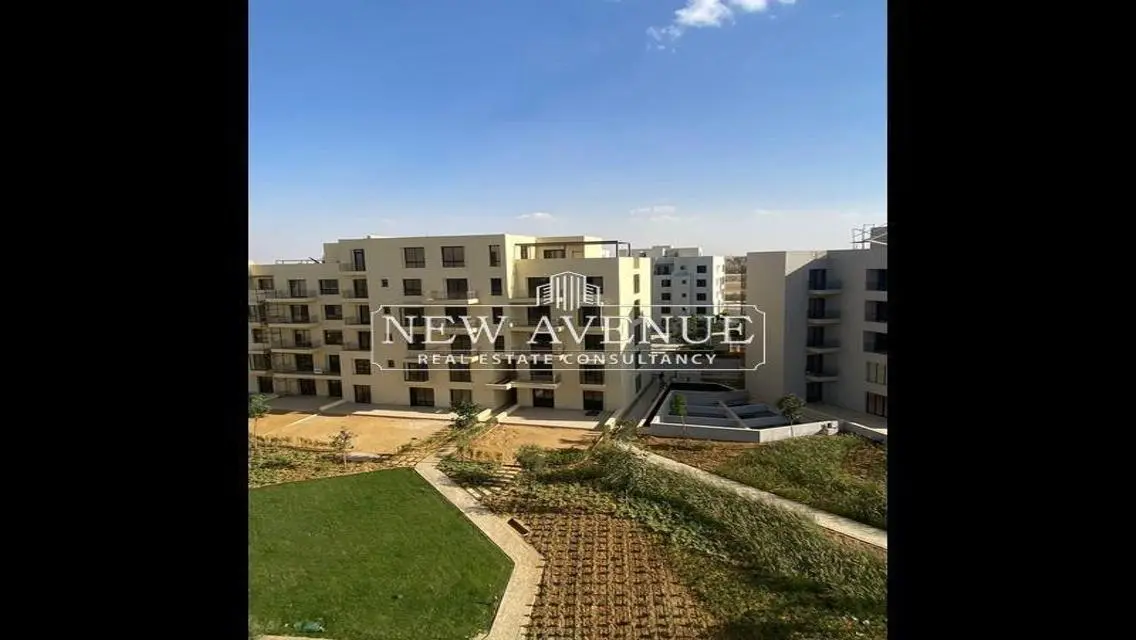 شقة فاخرة للبيع بمساحة واسعة وحديقة خاصة