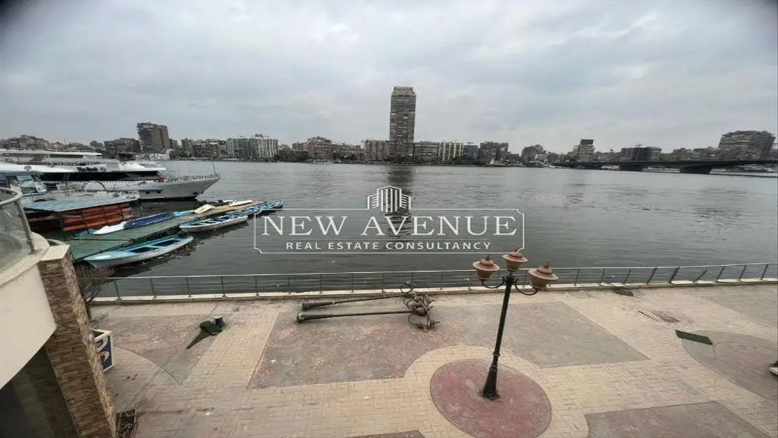 Restaurant and café overlooking Nile directly