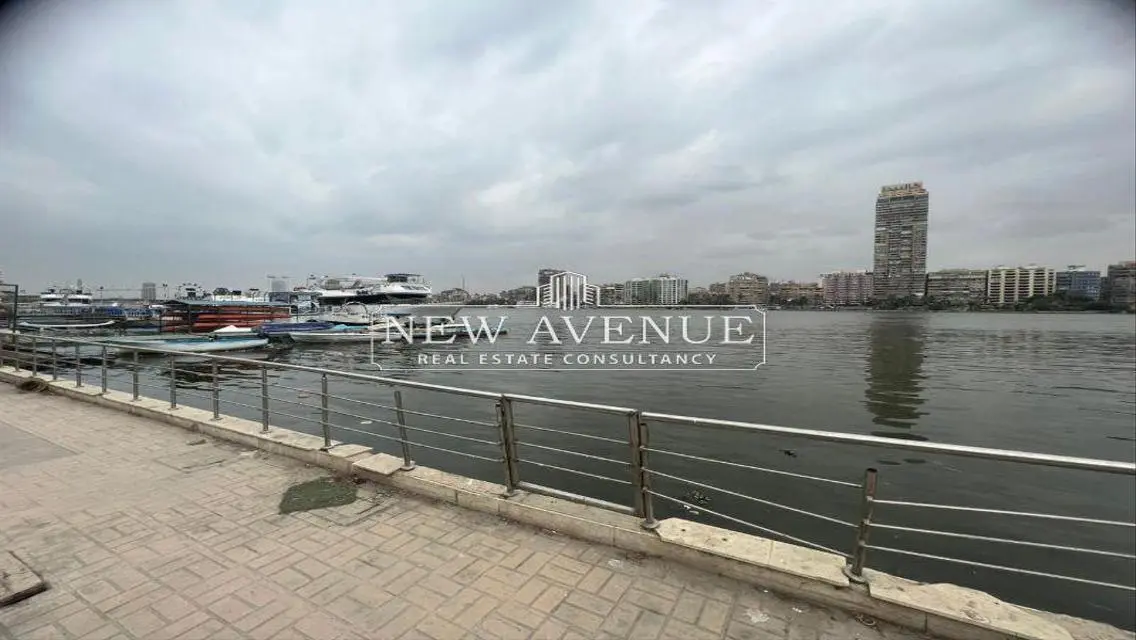 Restaurant and café overlooking Nile directly