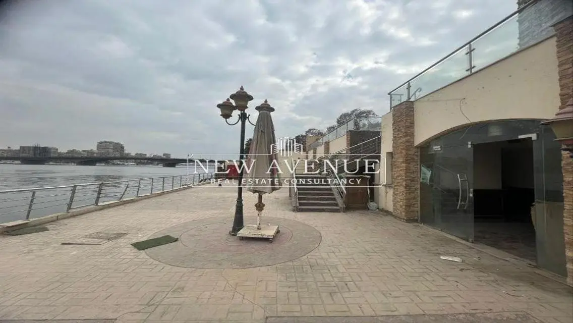 Restaurant and café overlooking Nile directly