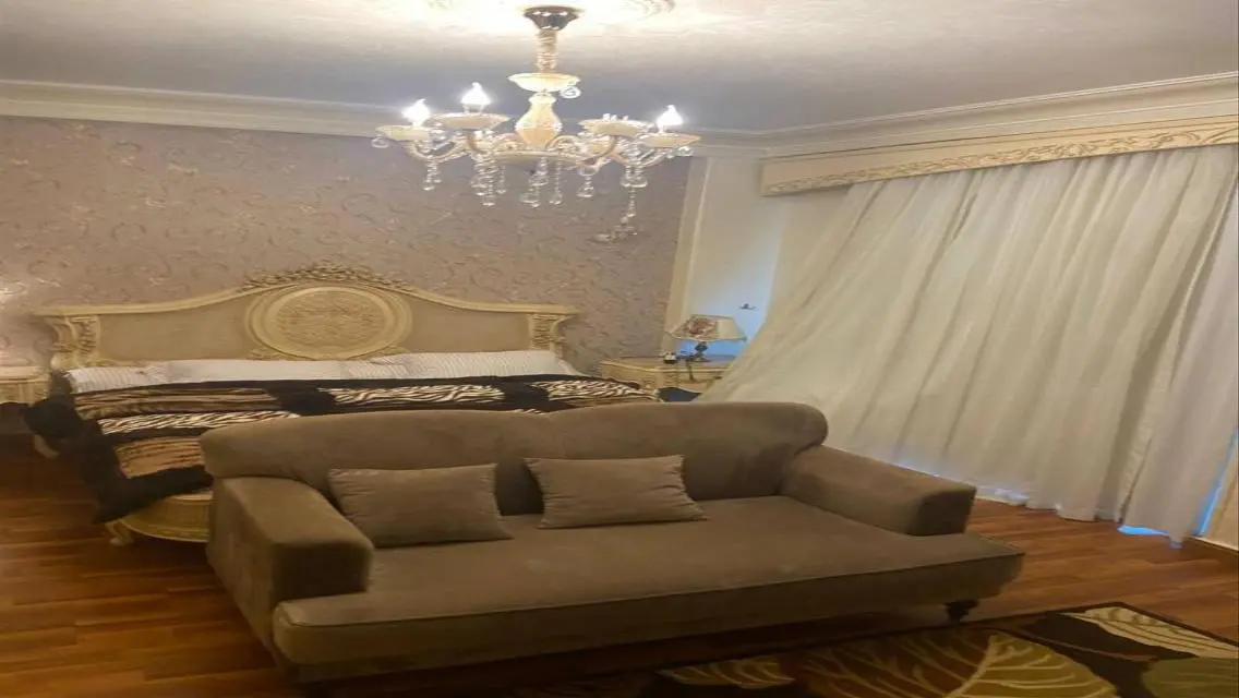 بيت تشطيب مودرن كلاسيك للبيع ف الحي الثامن بالعبور