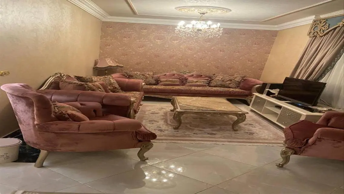 بيت تشطيب مودرن كلاسيك للبيع ف الحي الثامن بالعبور