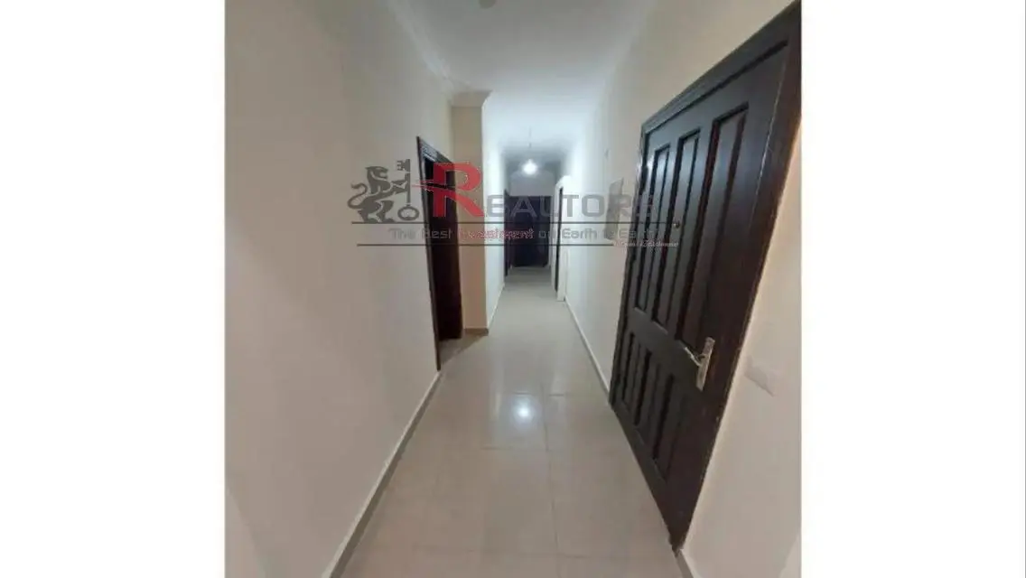شقة 3 غرف خطوات من الجامعة الامريكية و مول ميدتاون