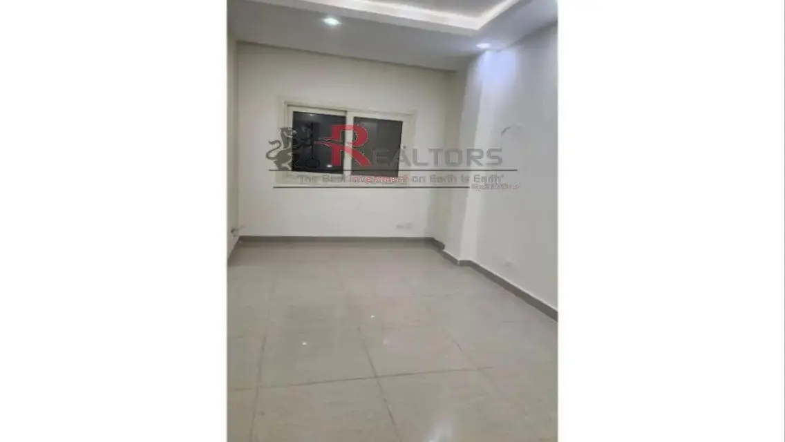 شقة 3 غرف خطوات من الجامعة الامريكية و مول ميدتاون