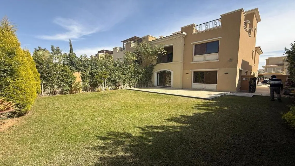 Twin house for rent in Mivida 5 bedrooms