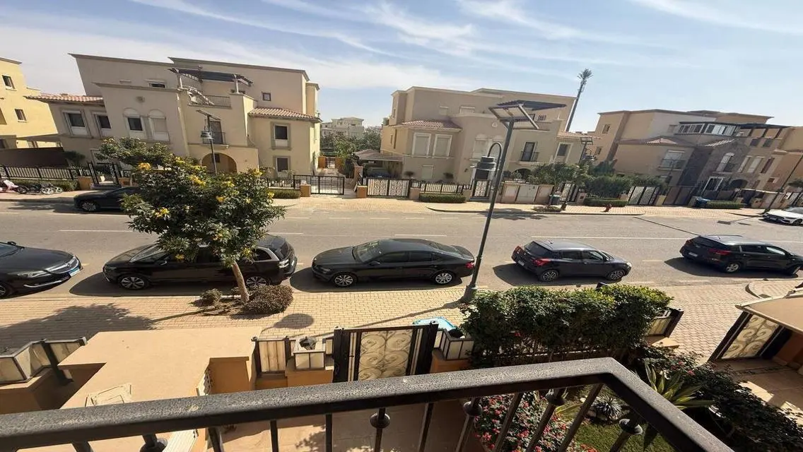 Twin house for rent in Mivida 5 bedrooms